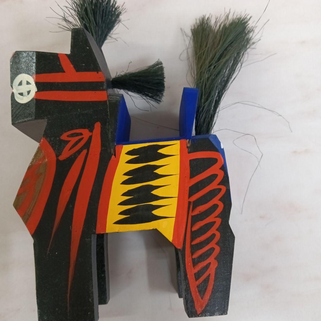 カラフルな木製動物置物