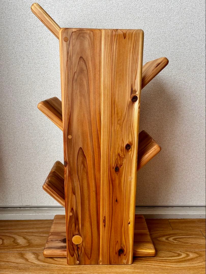 国産杉の無垢材でつくるツリー型本棚