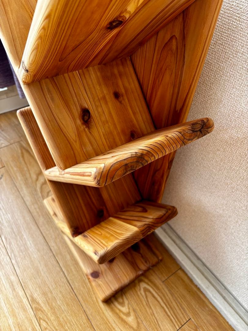 国産杉の無垢材でつくるツリー型本棚