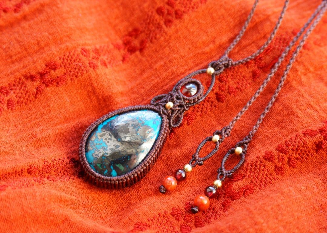 アズライトクリソコラinパイライト　ヘソナイトガーネット　マクラメ　ネックレス