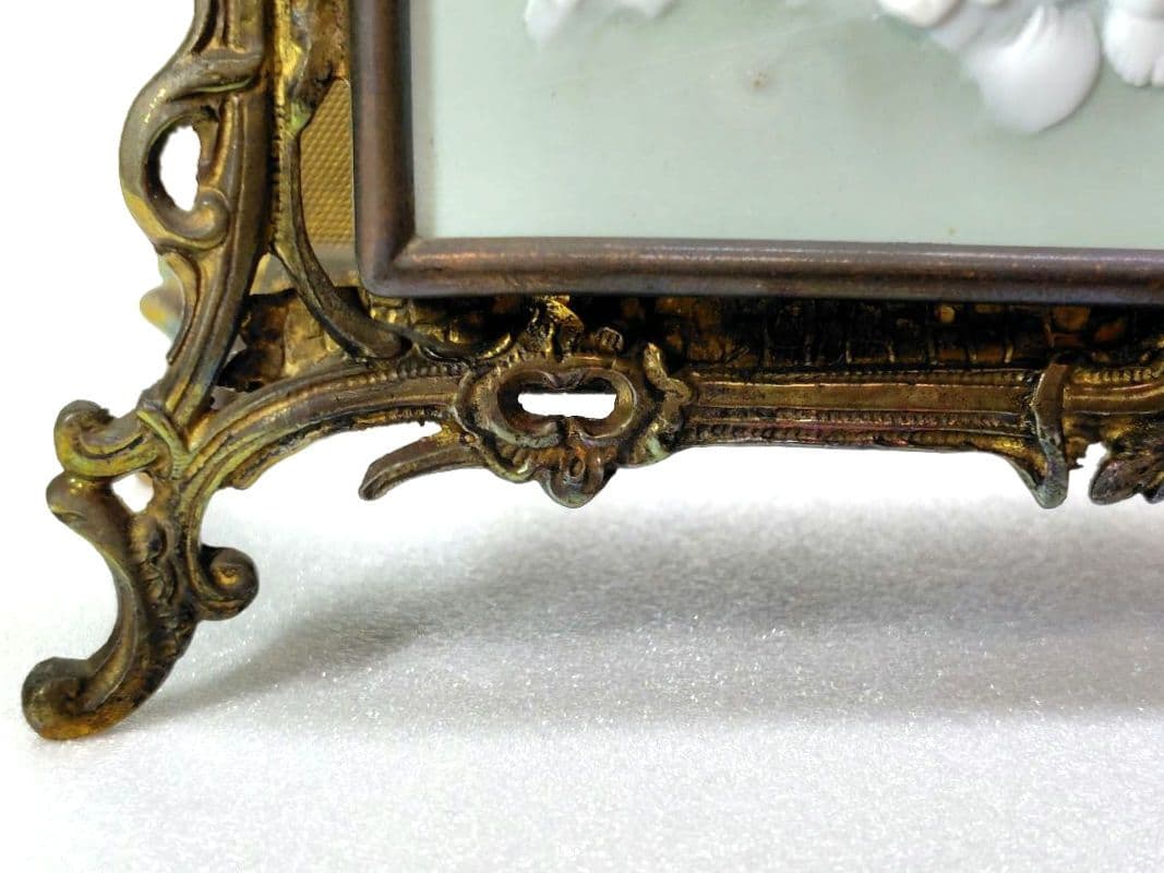 アンティーク 磁器の天使のレリーフ付き 真鍮 製 レター スタンド