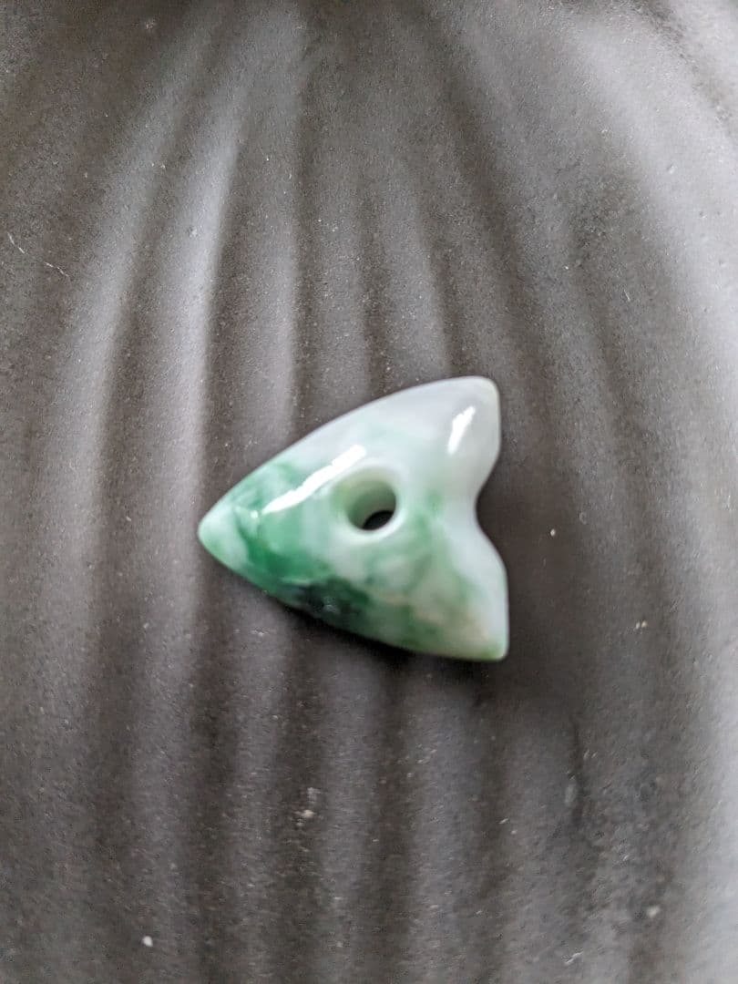 糸魚川翡翠♦️肉厚な矢じり②  キャンディドロップ調　銘　“弾正”