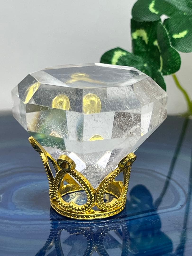 天然石　水晶　ダイヤモンドカット　ミニ　透明感あり　台座付き⭐️2051