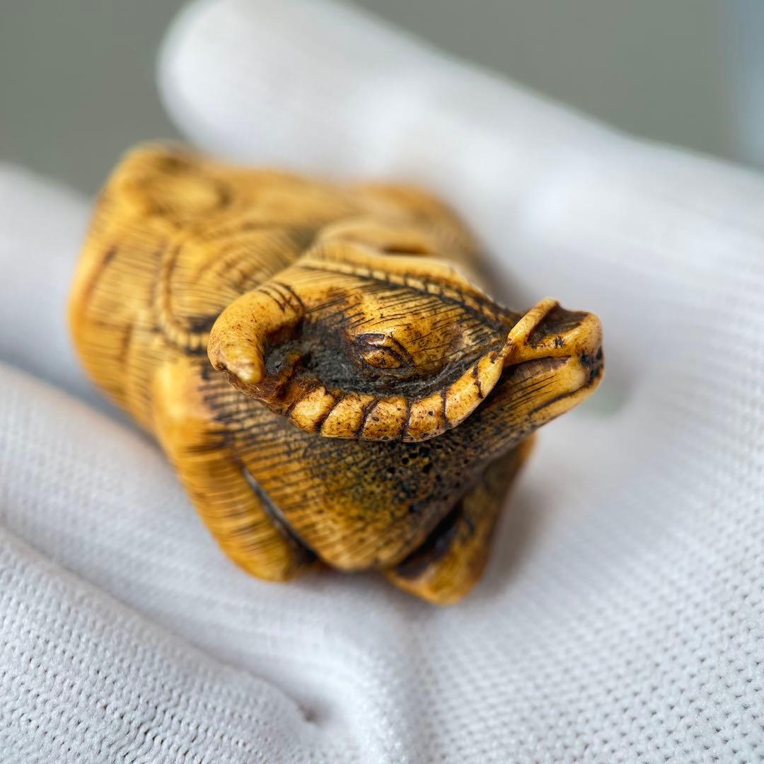 牛の彫刻 小型 彫刻極上根付天然素材アンティーク骨董飾り物古美術置物細密細工