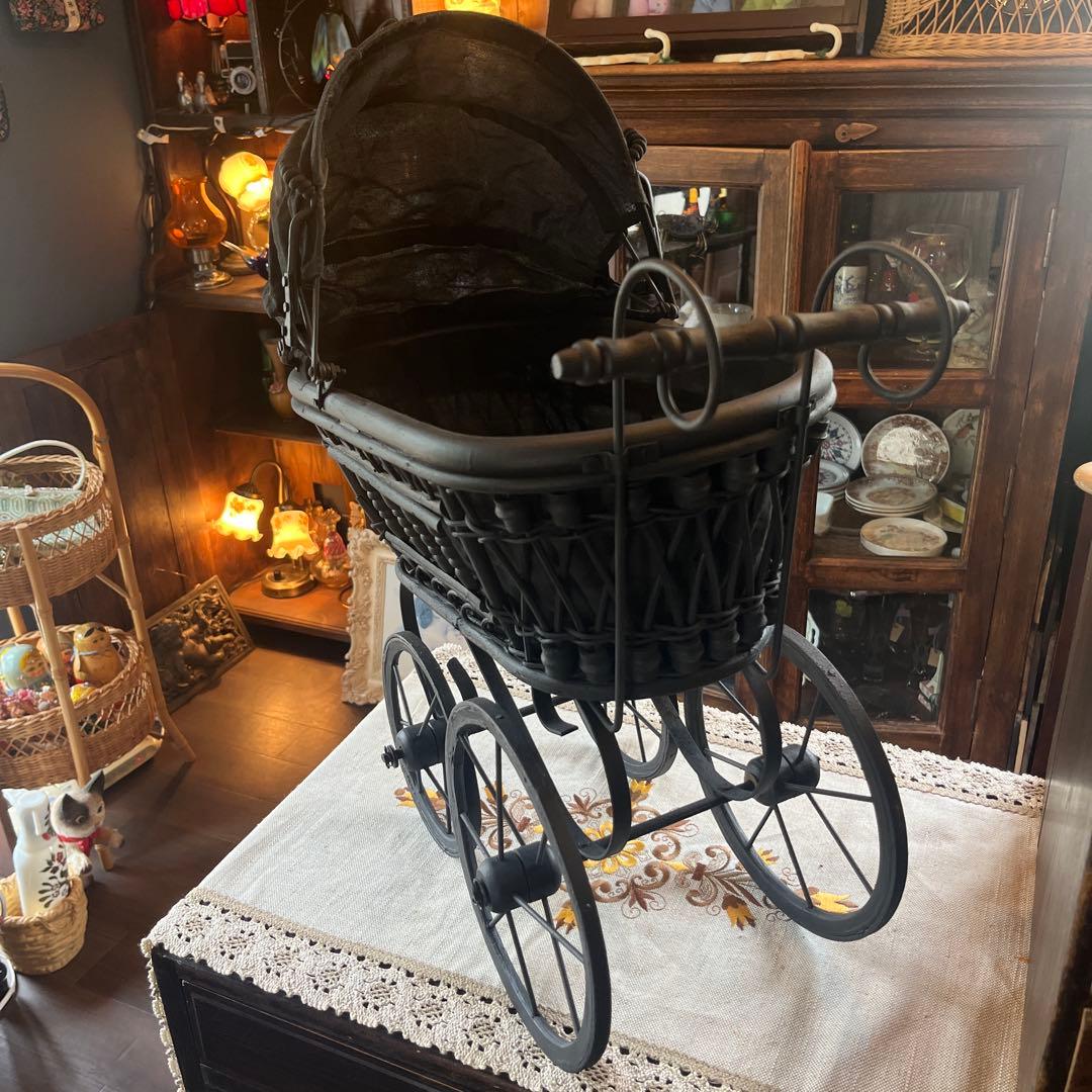 レトロなベビーカー