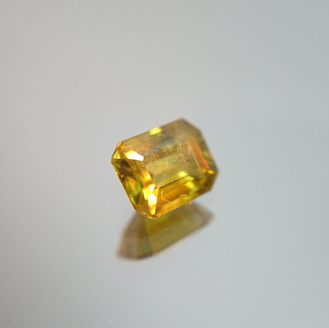 989   0.7ct   カラーチェンジ スフェーン