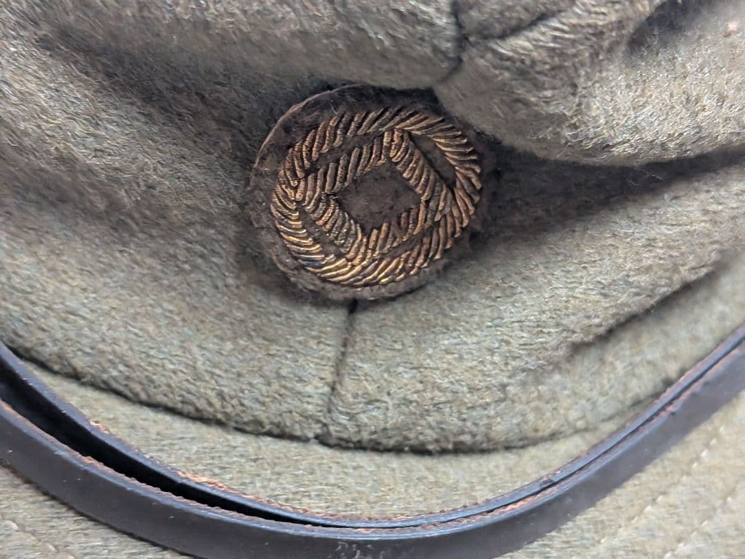 グレーの金属製ヘルメット 軍隊 帽子と有りました 戦争