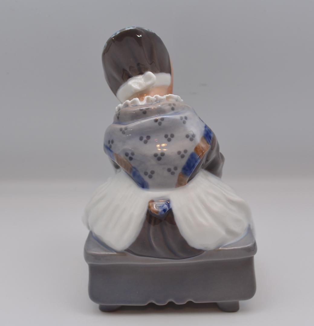 編み物をするアマー島の少女　＃1314　No.4　★ロイヤルコペン　ご成約済み