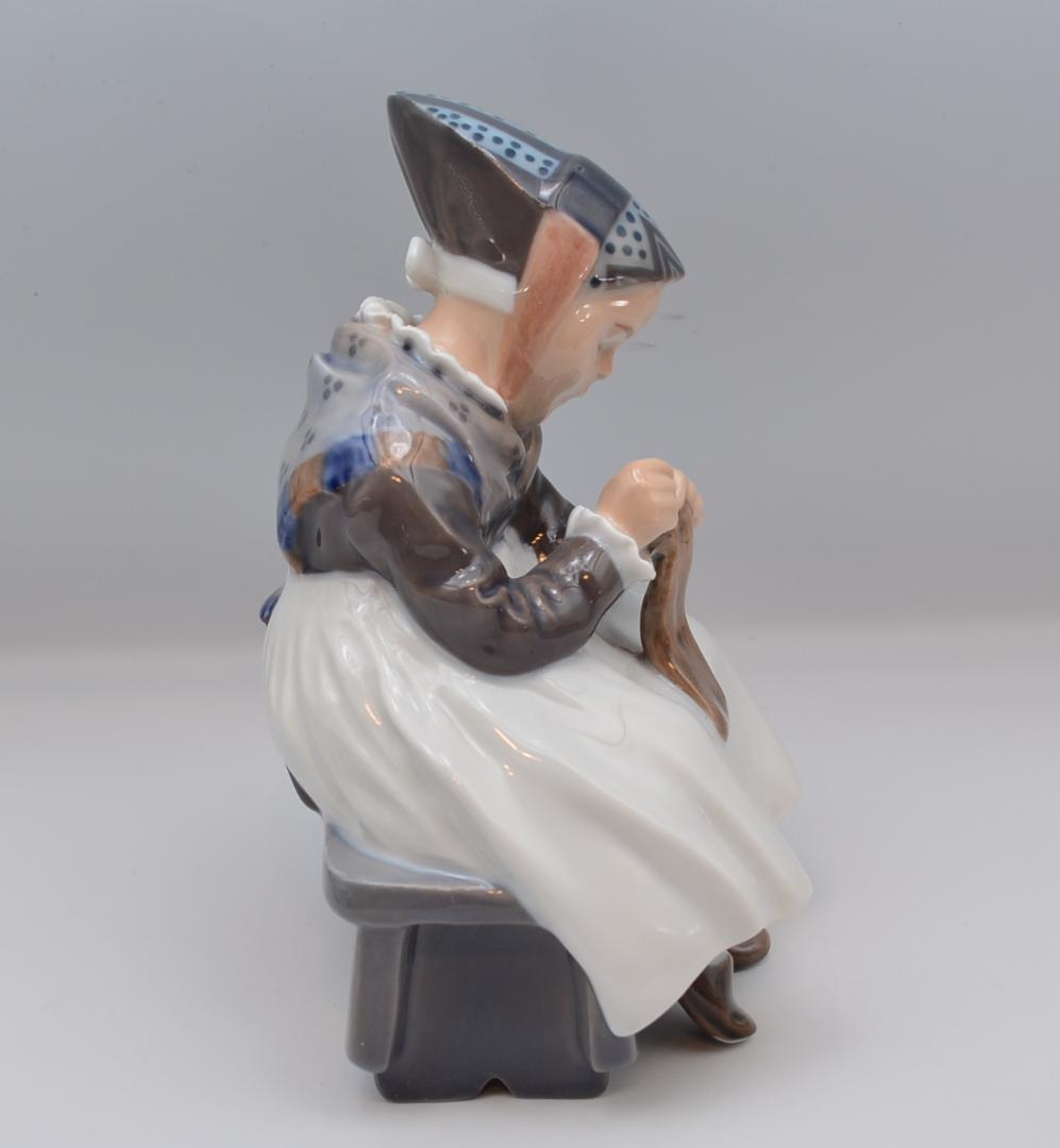 編み物をするアマー島の少女　＃1314　No.4　★ロイヤルコペン　ご成約済み