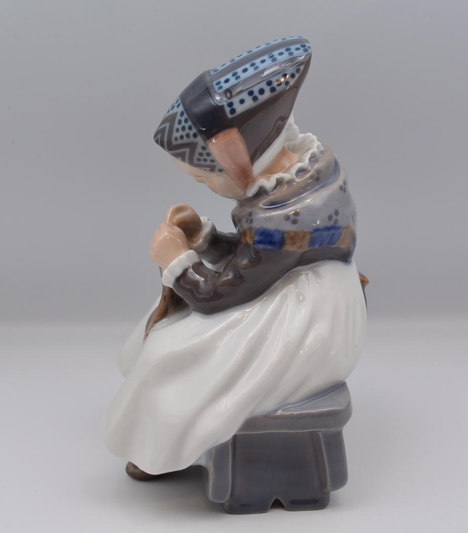 編み物をするアマー島の少女　＃1314　No.4　★ロイヤルコペン　ご成約済み