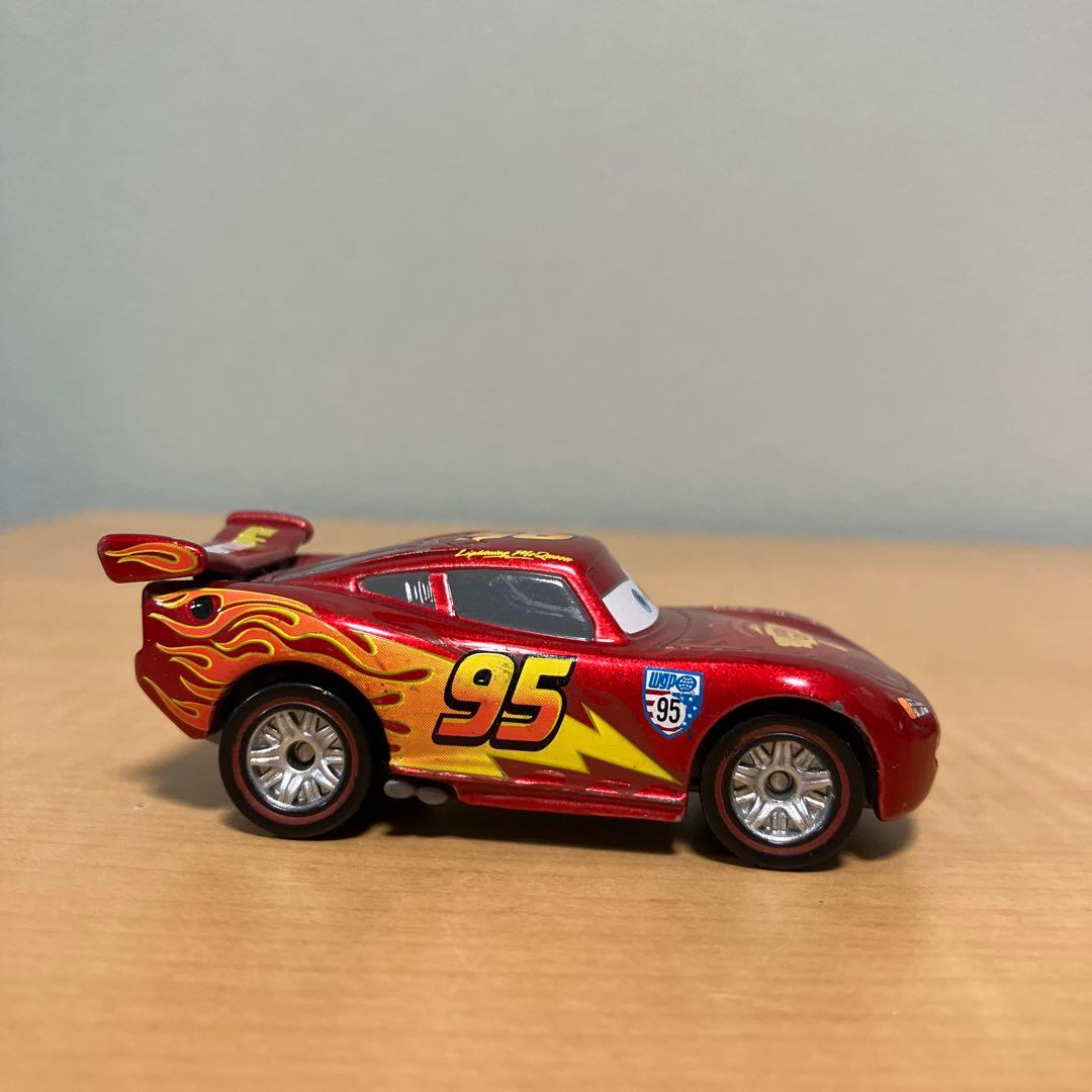 カーズ トミカ ライトニング・マックイーン レッドメタリックタイプ