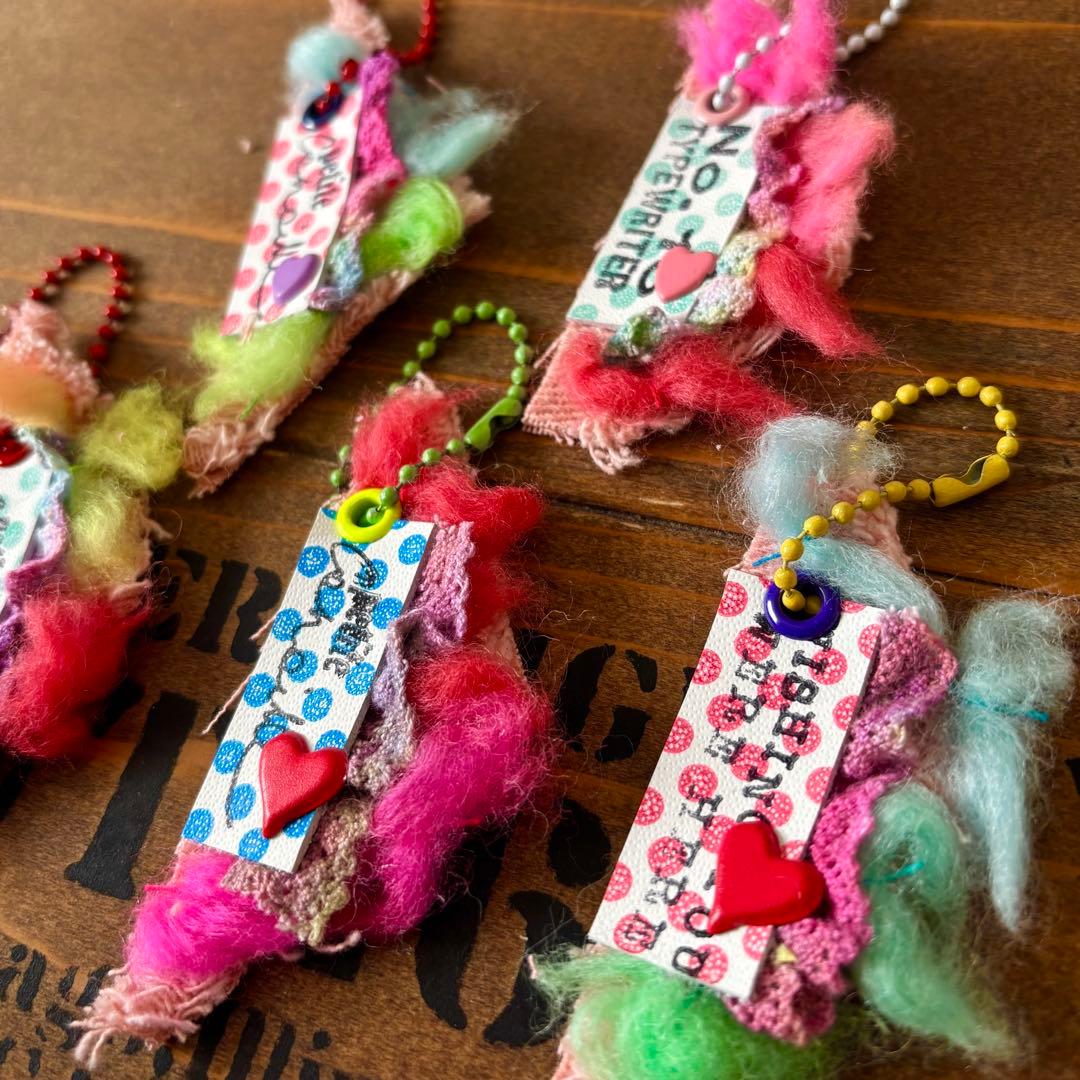 デザインタグ　カラフルファーのタグ　革タグレザータグ　ハート650