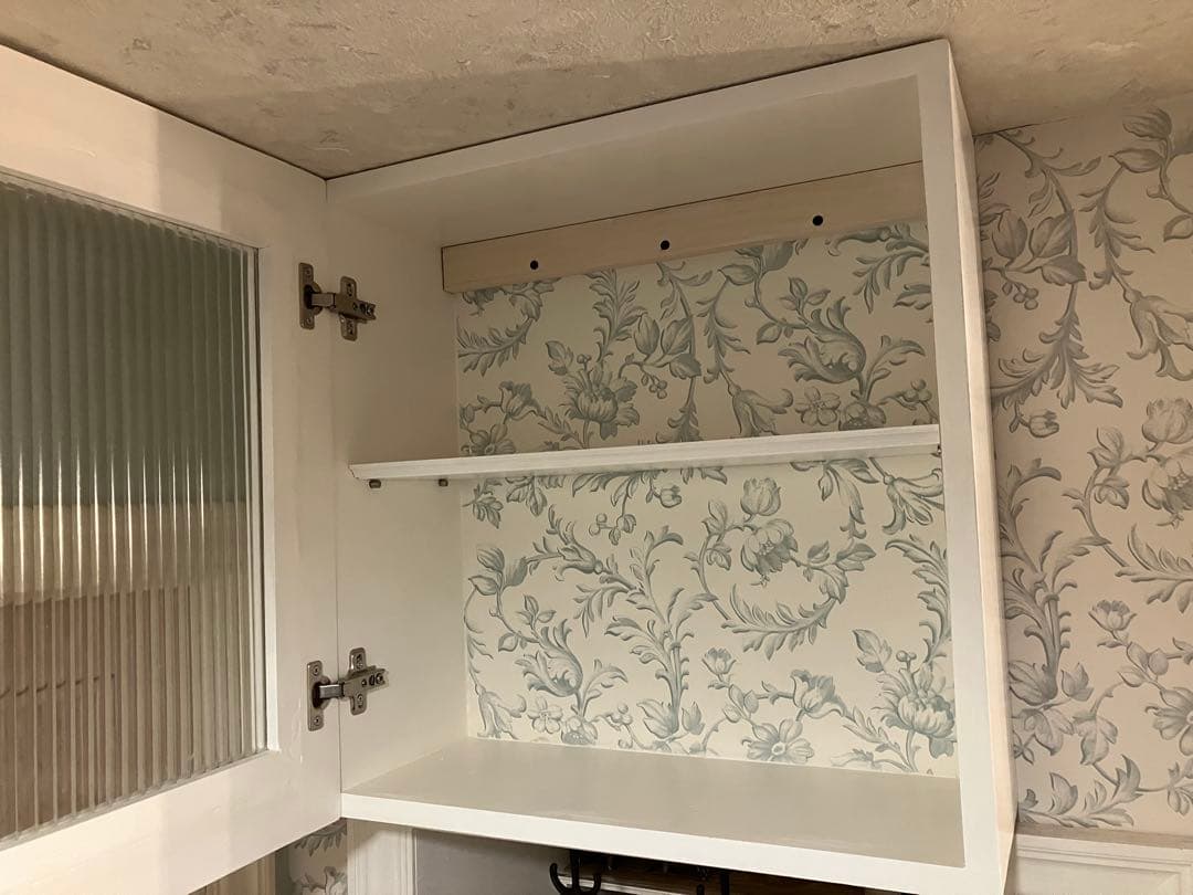 ガラス扉のキャビネット　ハンドメイド棚　ホワイト インテリア シェルフ