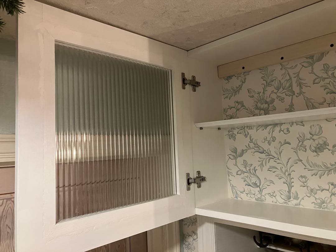 ガラス扉のキャビネット　ハンドメイド棚　ホワイト インテリア シェルフ