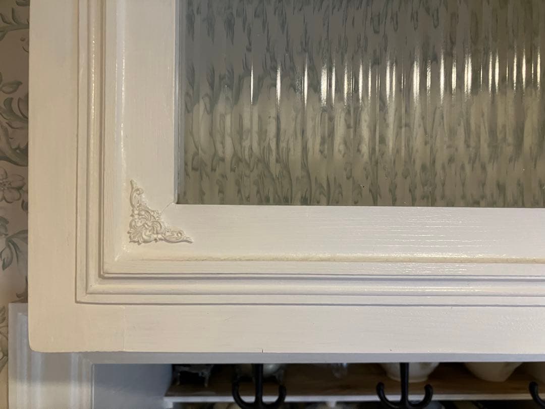 ガラス扉のキャビネット　ハンドメイド棚　ホワイト インテリア シェルフ