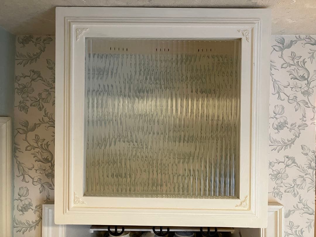 ガラス扉のキャビネット　ハンドメイド棚　ホワイト インテリア シェルフ