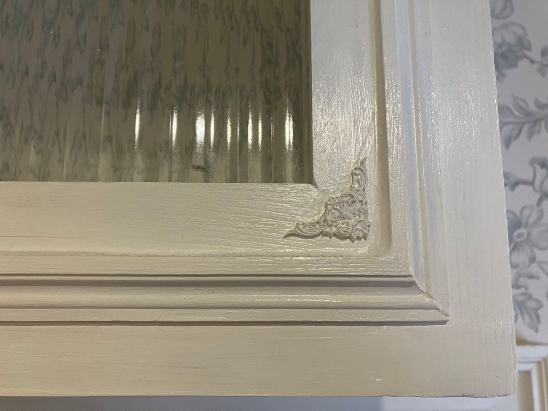 ガラス扉のキャビネット　ハンドメイド棚　ホワイト インテリア シェルフ