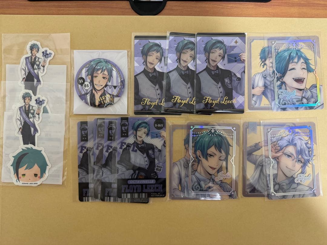 ツイステ　フロイド　グッズ　ブレイジングジュエル　缶バッジ　オーロラカード