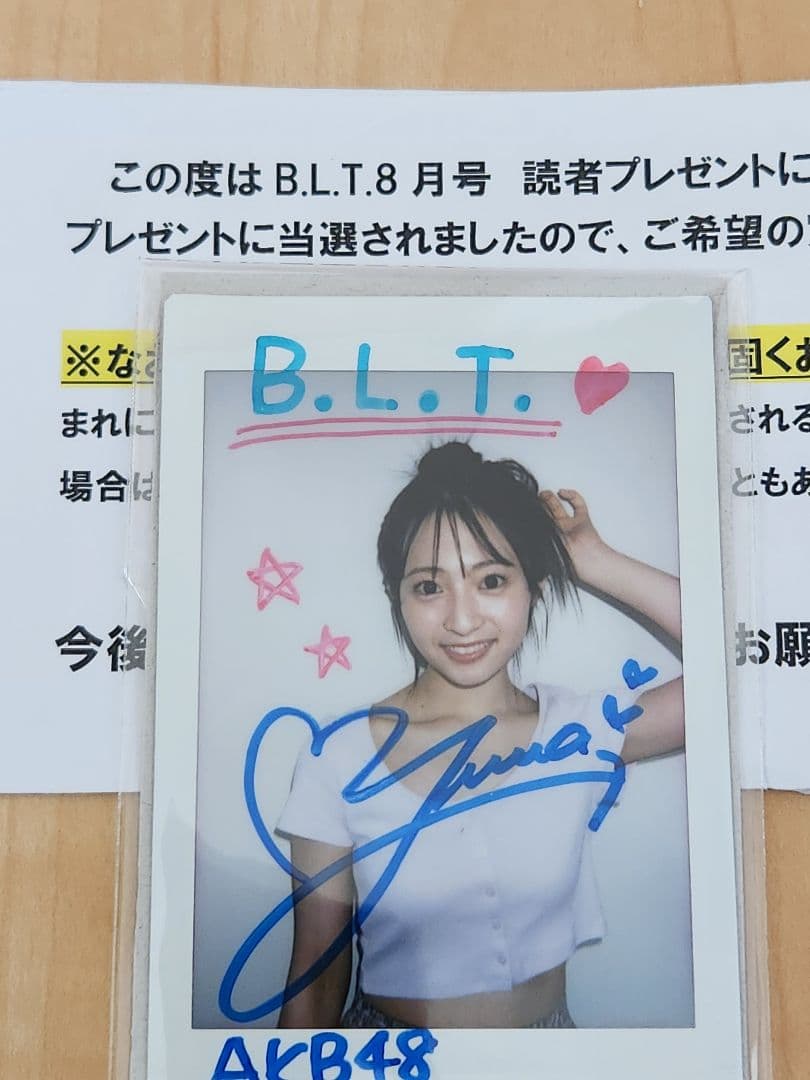 当選品】AKB48 秋山由奈 直筆サイン入りチェキ - メルカリ