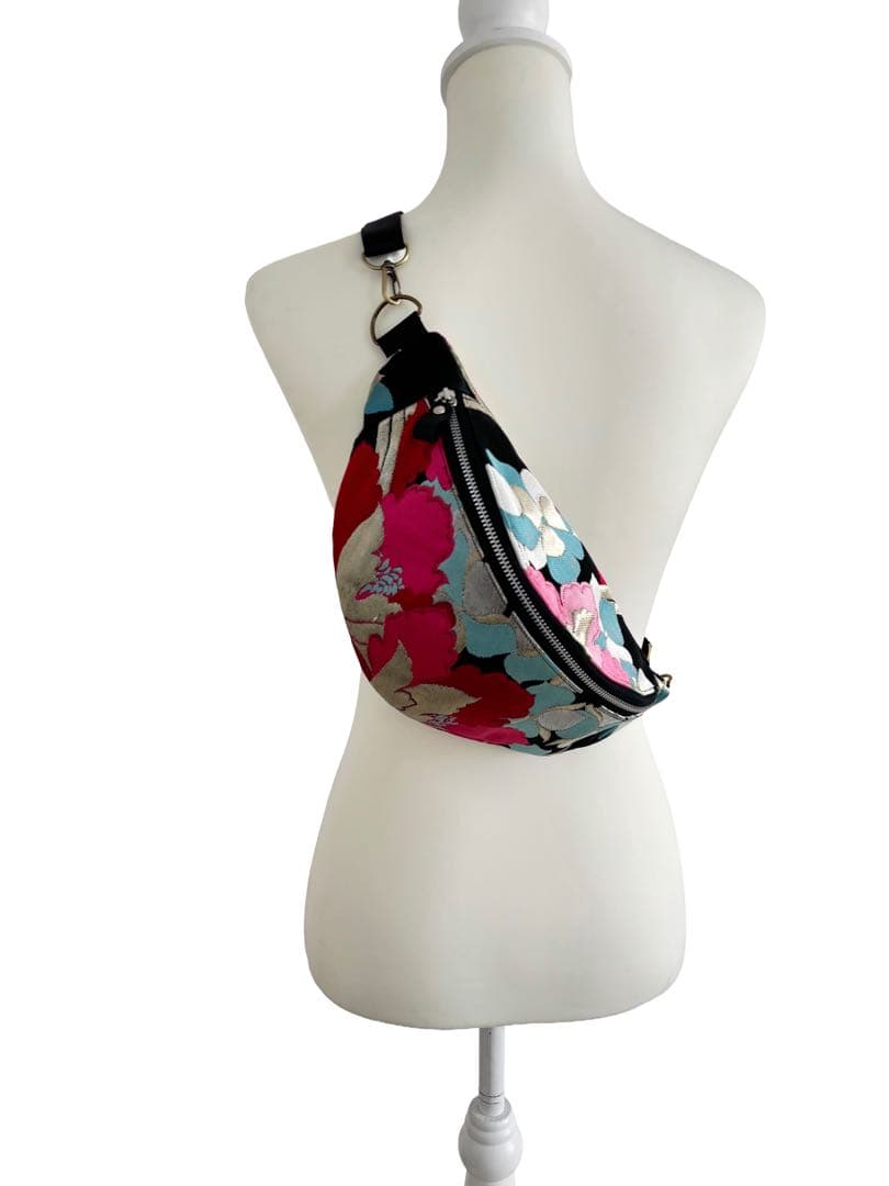 正絹着物帯リメイク ボディバッグ／スリングバッグ｜花文様 和柄｜一点