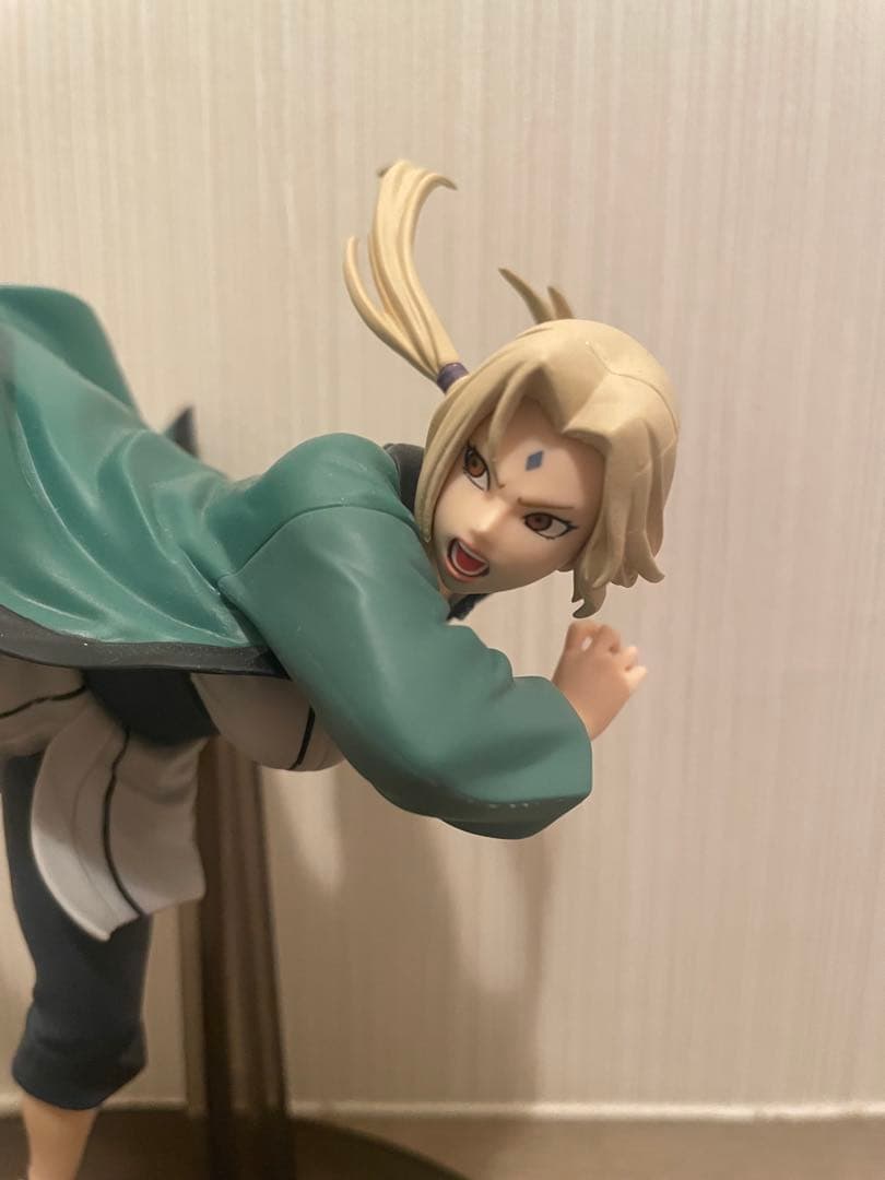 ナルトフィギュア　うずまきナルト　と　綱手