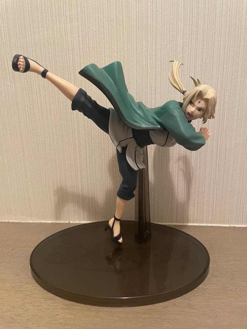 ナルトフィギュア　うずまきナルト　と　綱手