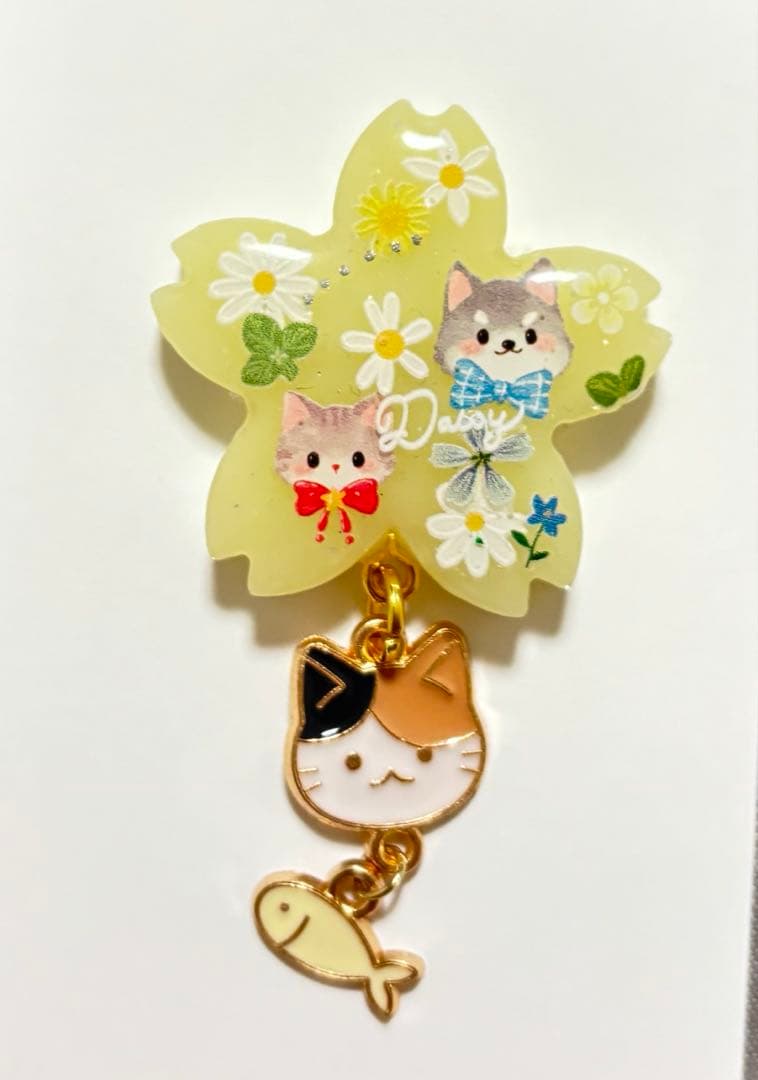 再販不可。お花ねこレジンヘアゴムブローチ - メルカリ
