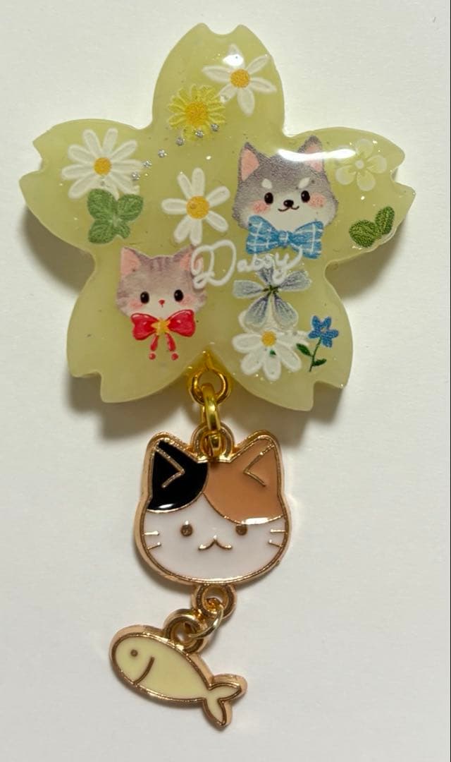 再販不可。お花ねこレジンヘアゴムブローチ - メルカリ