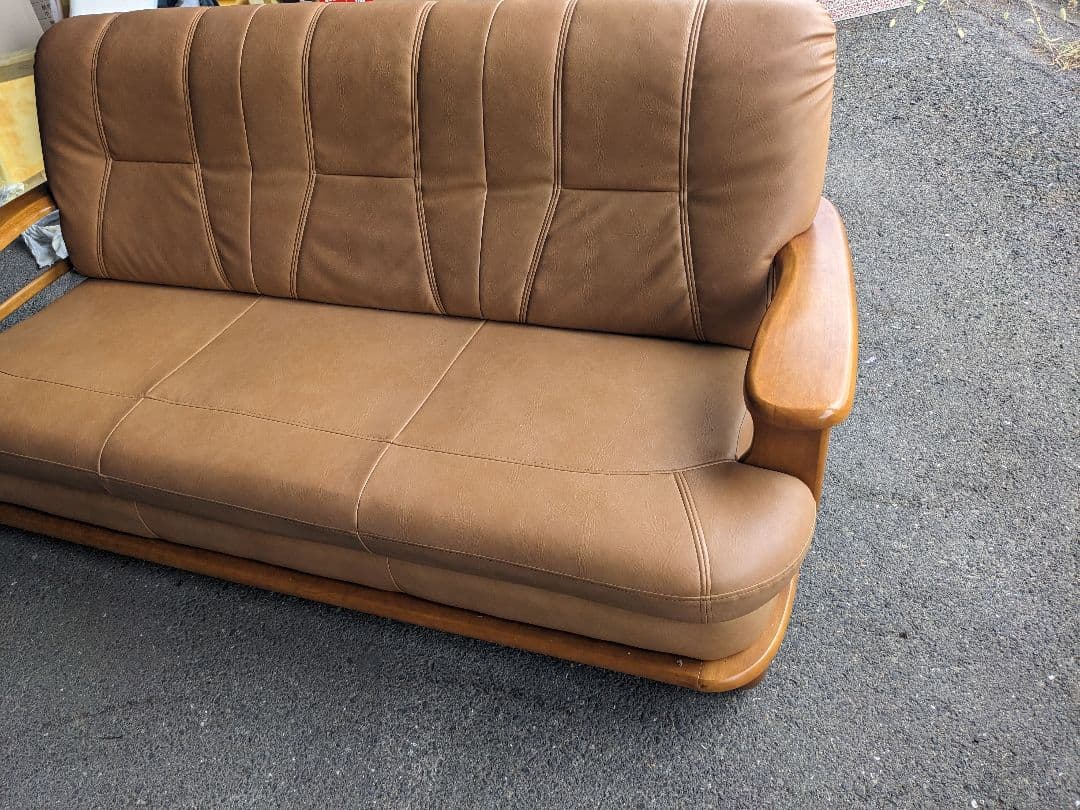ブラウン3人掛けソファ 合成皮革 木製アームレスト 【香川県】
