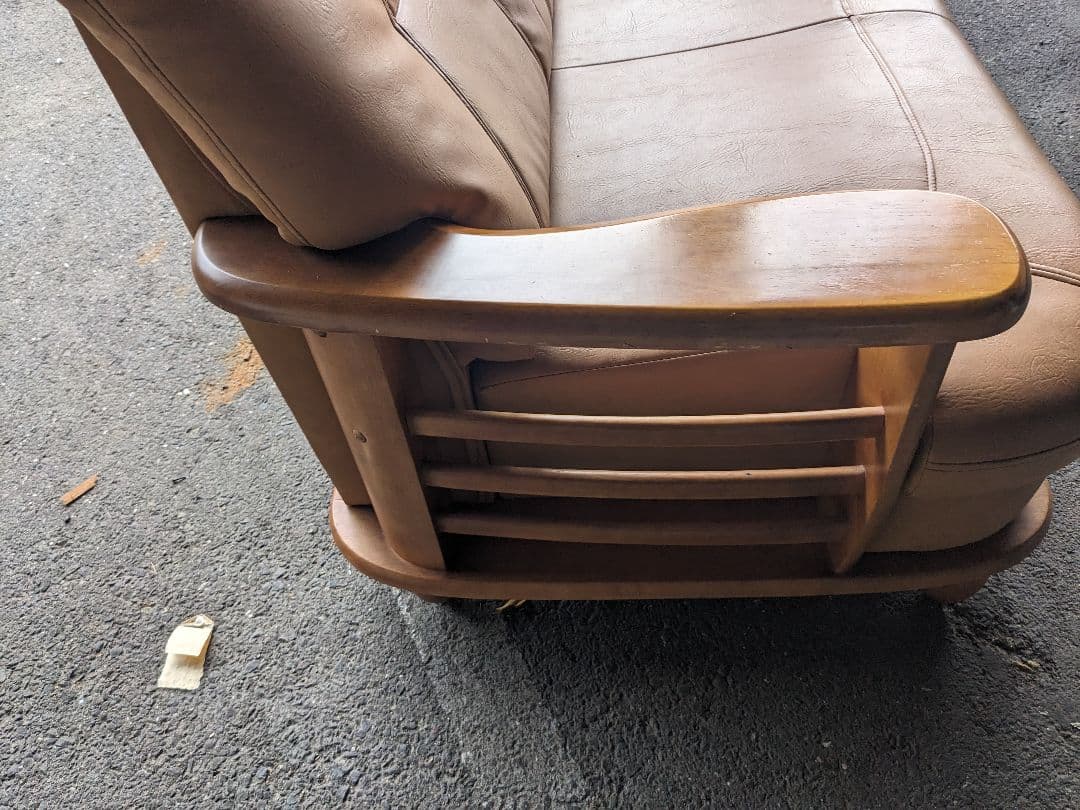 ブラウン3人掛けソファ 合成皮革 木製アームレスト 【香川県】