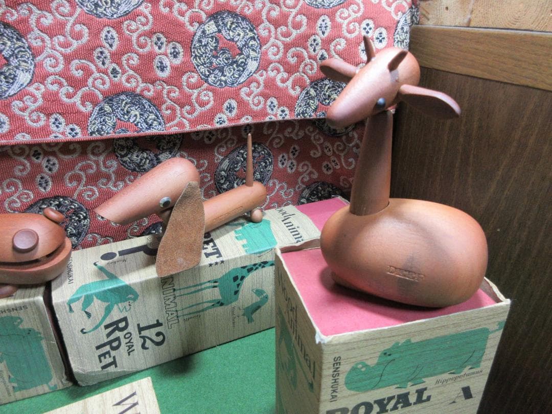 ロイヤルペット　8体セット　木製桜材　　NO1