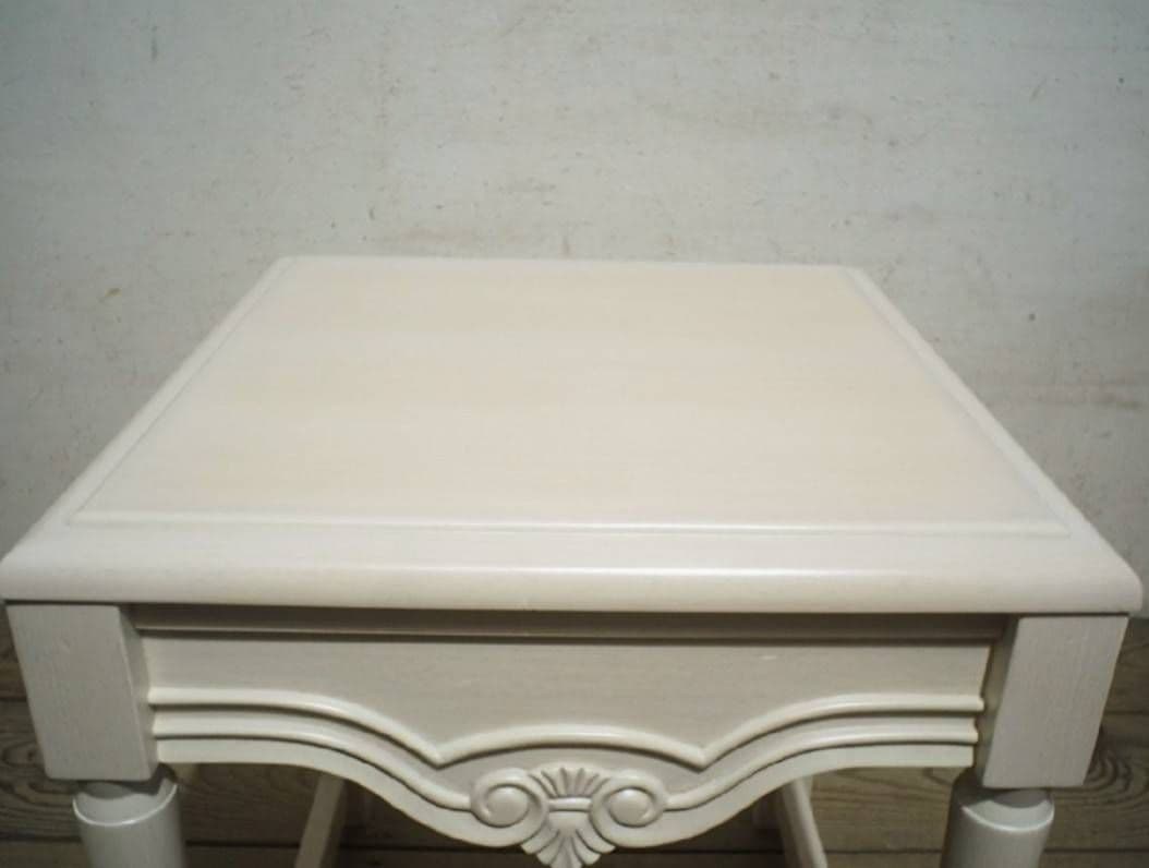 1081 クラシックなデザインのサイドテーブル　展示台　陳列台　ロココ調　レトロ