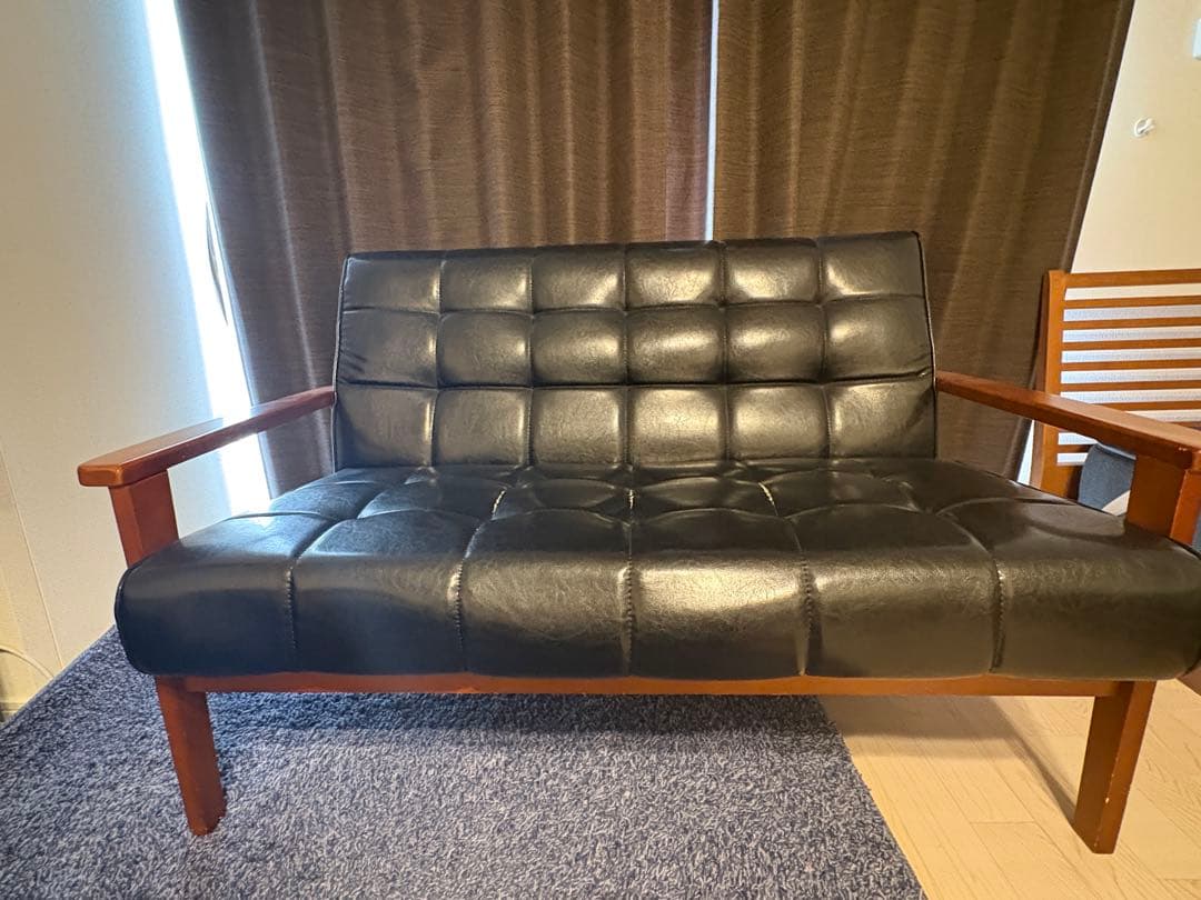 ヴィンテージ風 黒い合成皮革ソファ 2人掛け