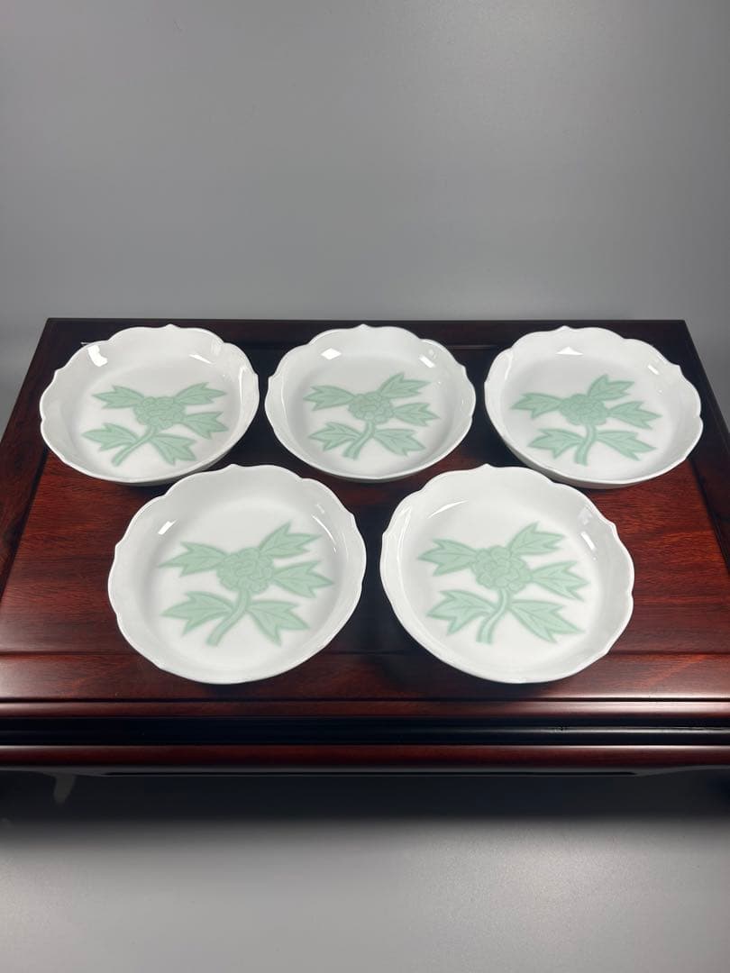 重要無形文化財（人間国宝） 井上萬二 本人作 「白磁緑釉牡丹彫文」 未