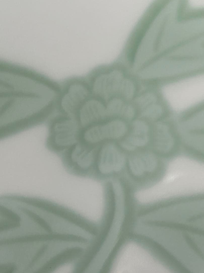 重要無形文化財（人間国宝） 井上萬二 本人作 「白磁緑釉牡丹彫文」 未