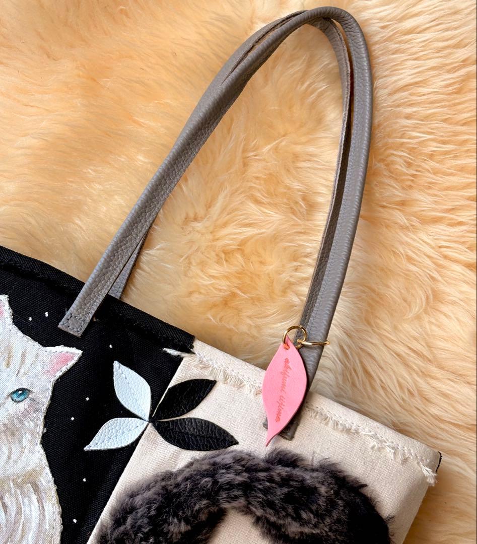 (手づくり)\"クロとシロちゃんのコントラスト\"猫のトートバッグアップリケ