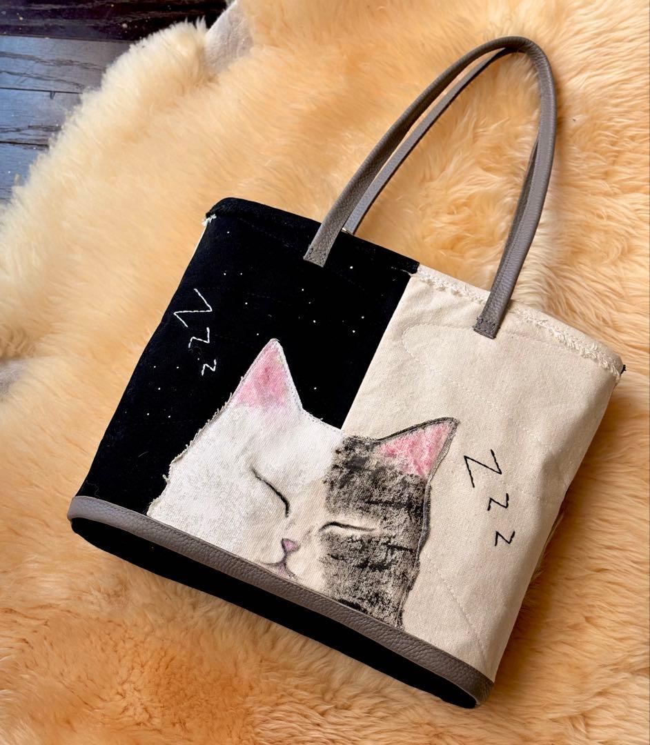 (手づくり)\"クロとシロちゃんのコントラスト\"猫のトートバッグアップリケ