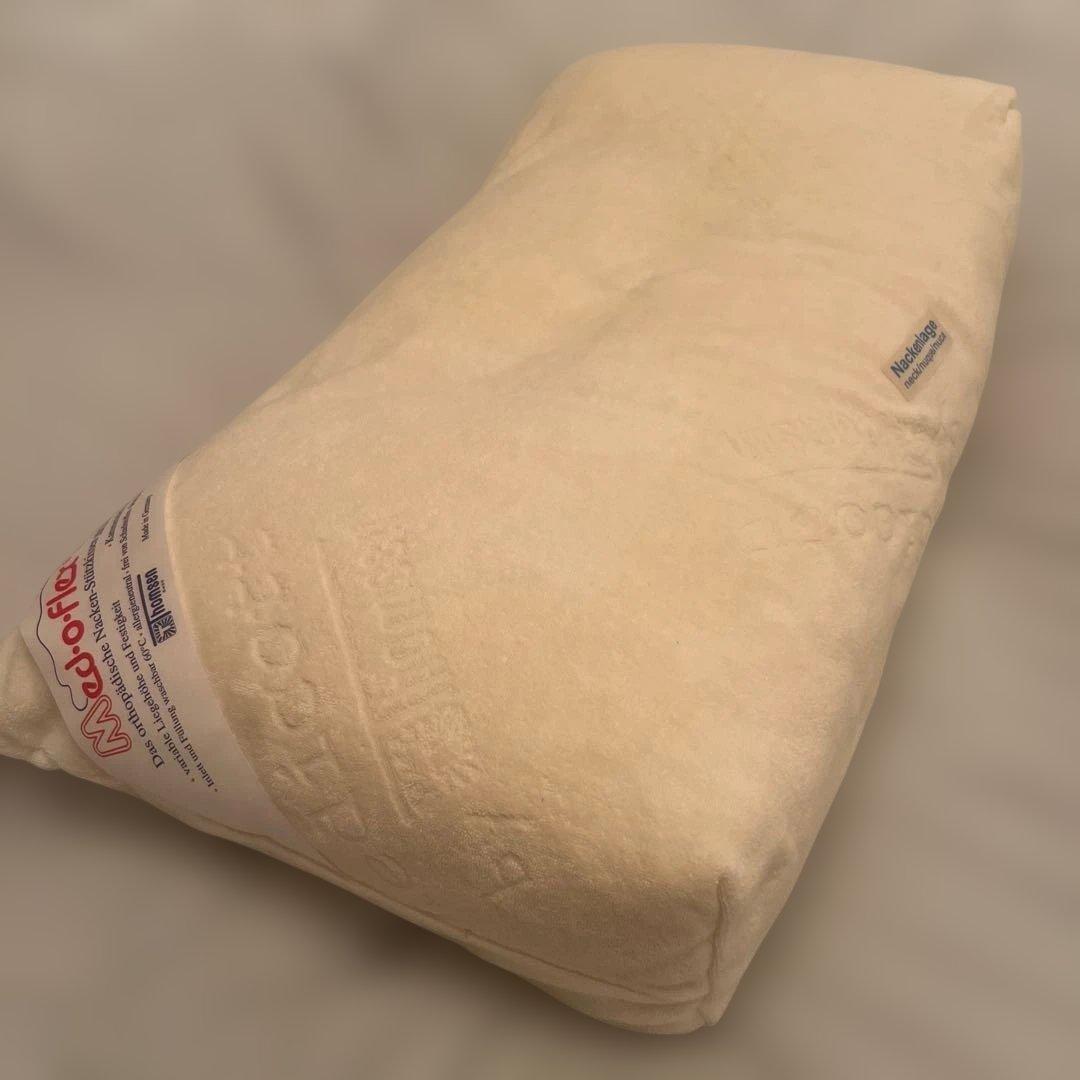 ドイツ製　ネックサポートピロー