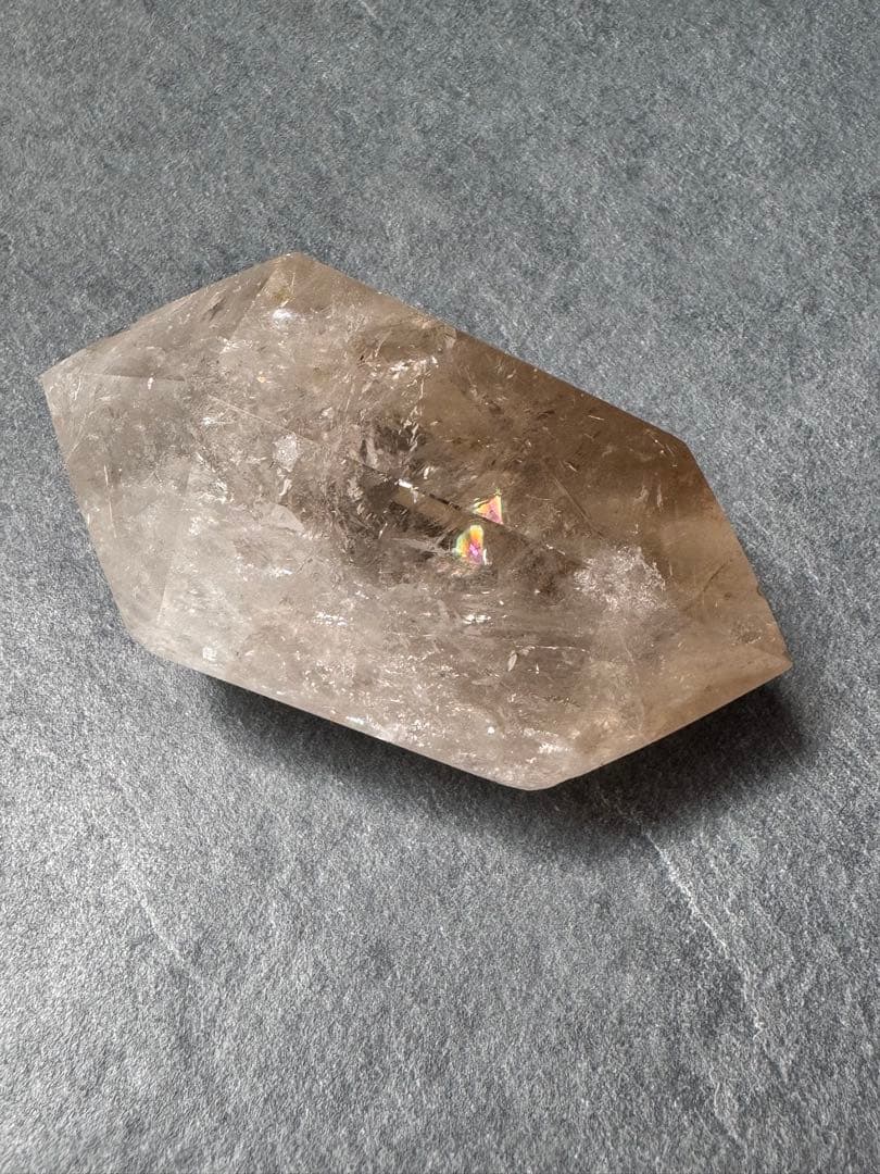 高品質◎バイカラーライトスモーキークォーツダブルポイント　虹＆リモナイトin