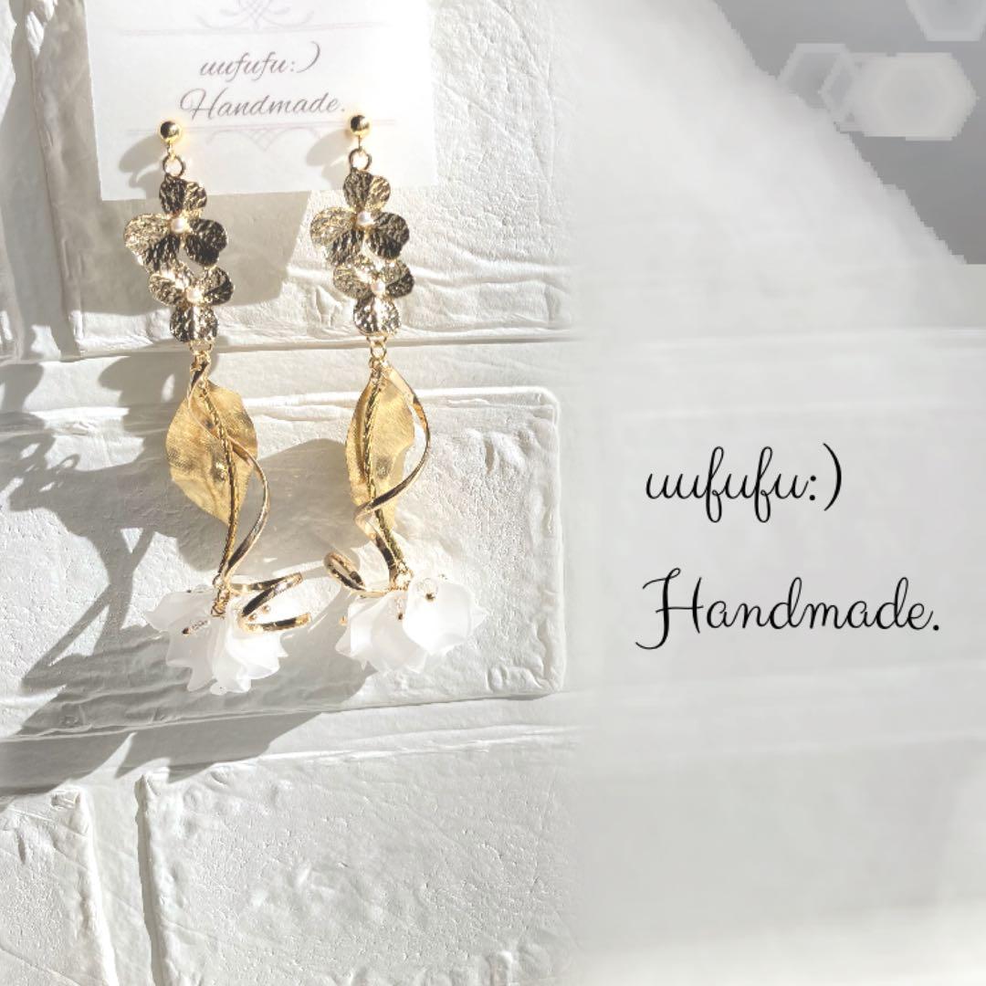 ゥリ坊様　ホワイトフラワーが　ゆらゆら揺れる　大人の　ロングピアス