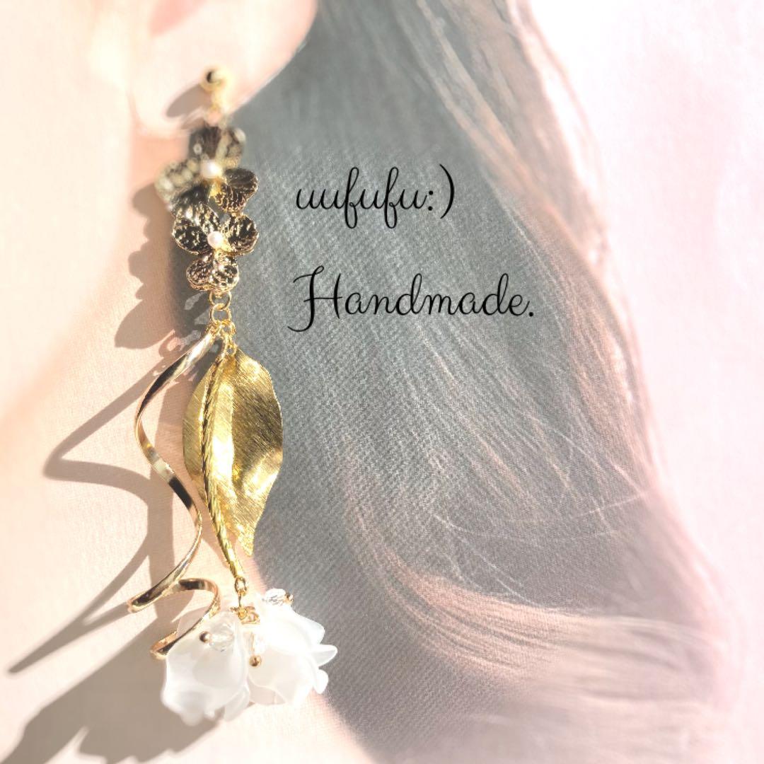 ゥリ坊様　ホワイトフラワーが　ゆらゆら揺れる　大人の　ロングピアス