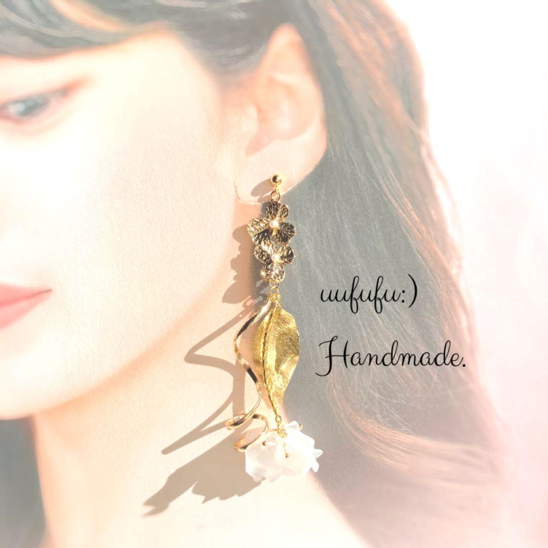 ゥリ坊様　ホワイトフラワーが　ゆらゆら揺れる　大人の　ロングピアス