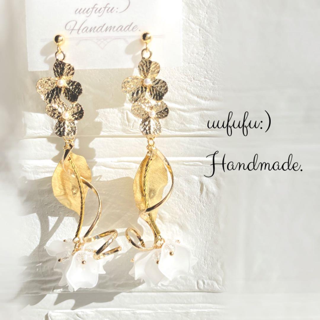 ゥリ坊様　ホワイトフラワーが　ゆらゆら揺れる　大人の　ロングピアス