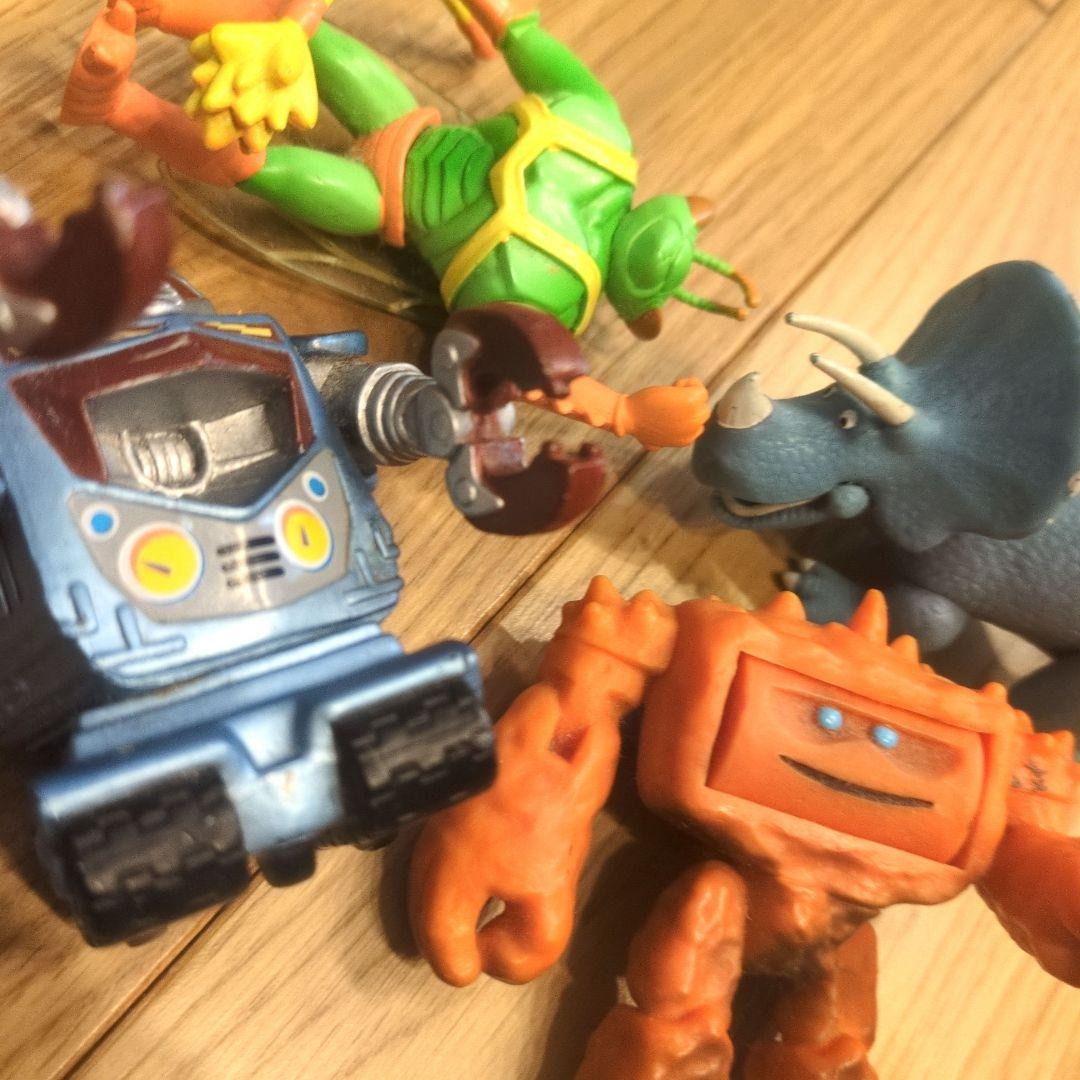 トイストーリー　フィギュア　トゥイッチ　スパークス　トリクシー　チャンク　セット