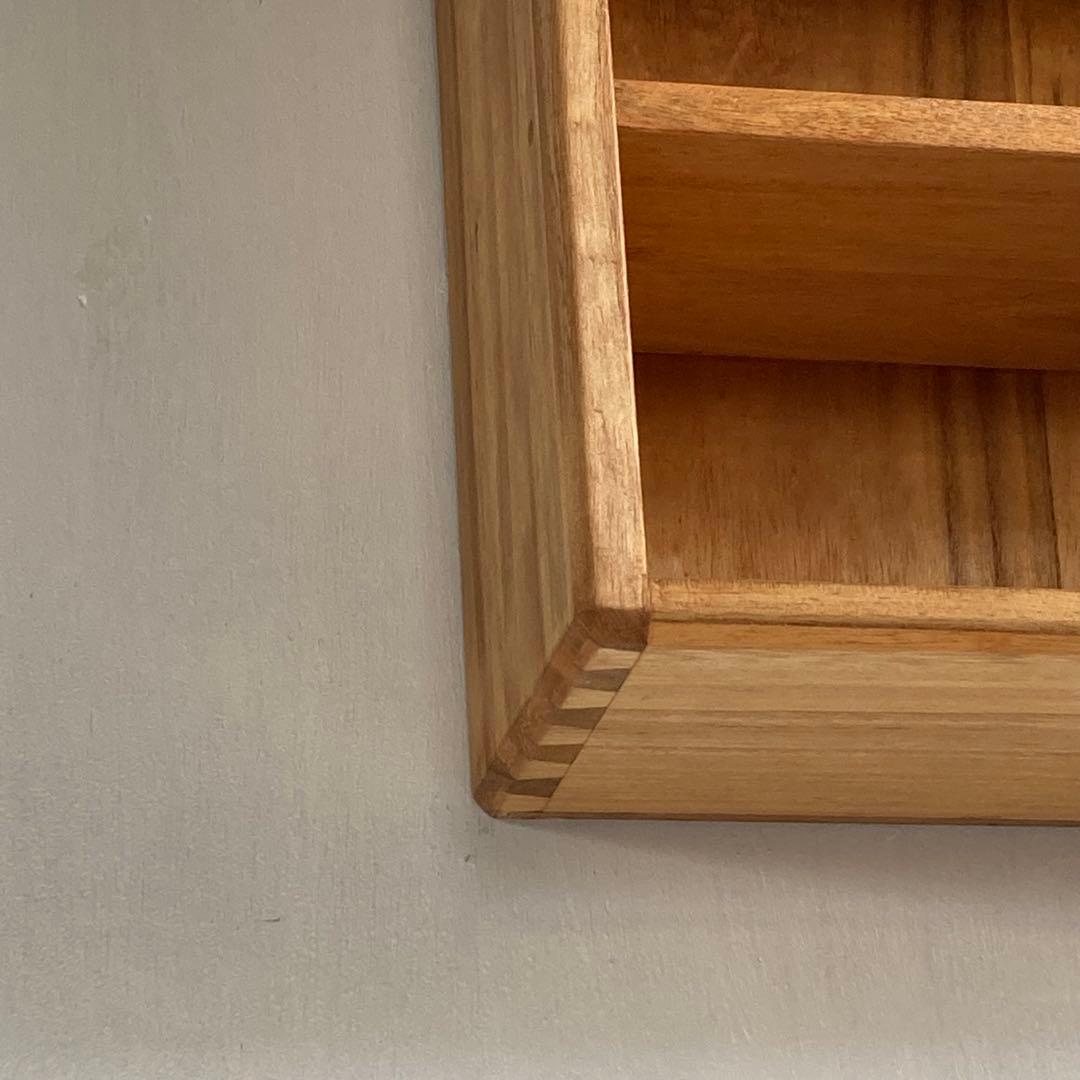 古い木製 壁掛け 飾り棚 オープンシェルフ カップ棚