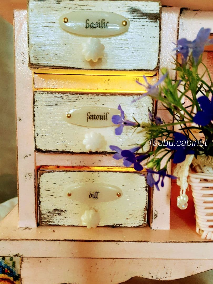 アンティーク・ヴィンテージ調　シャビー　ドールキャビネット　置き型