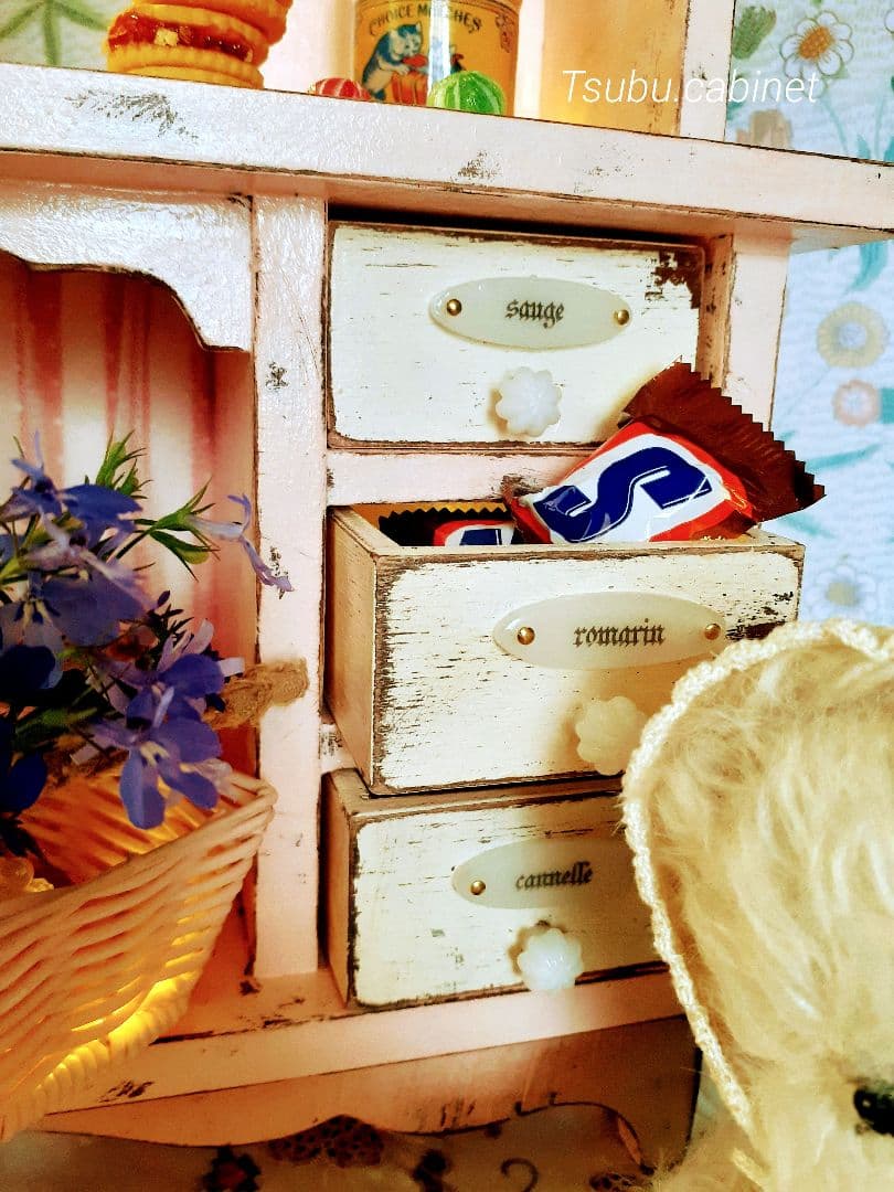 アンティーク・ヴィンテージ調　シャビー　ドールキャビネット　置き型