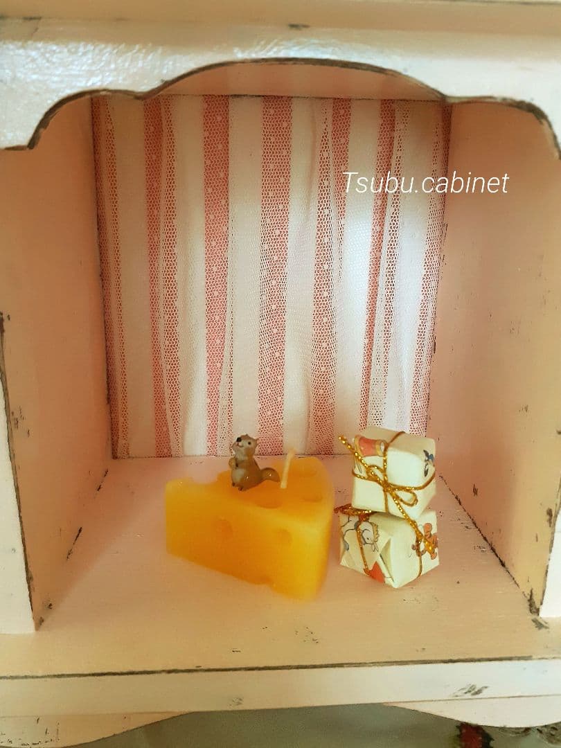 アンティーク・ヴィンテージ調　シャビー　ドールキャビネット　置き型