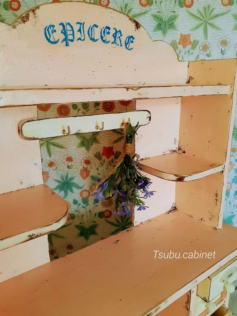 アンティーク・ヴィンテージ調　シャビー　ドールキャビネット　置き型