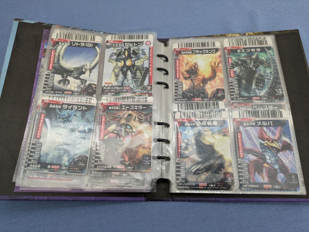 大怪獣バトルNEOバインダー＆怪獣カード88枚 - メルカリ